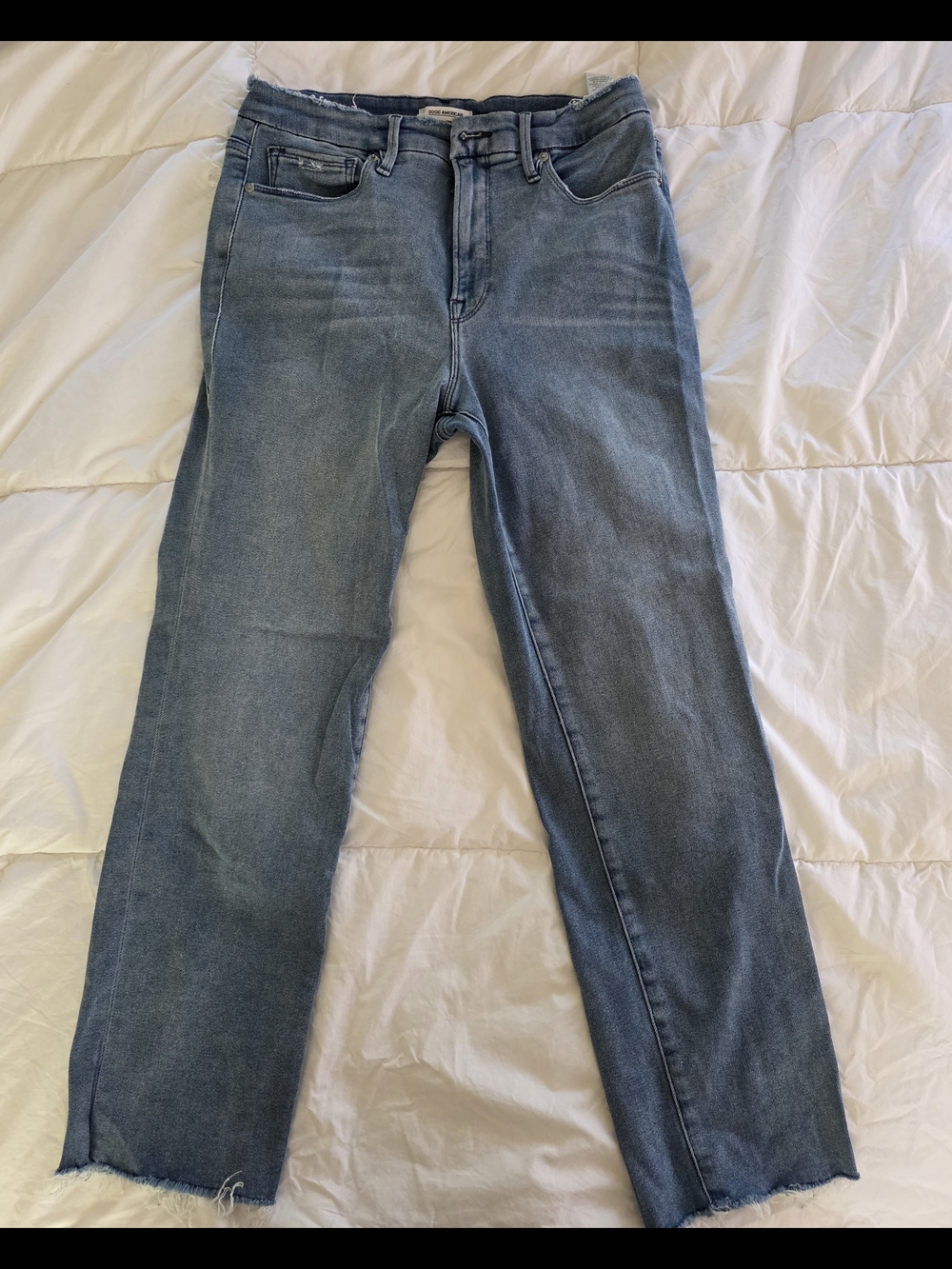 Good American Straight Leg Jeans in Light Blue Wash